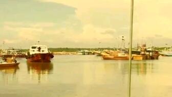 鏟車助推8200噸散貨船“遠(yuǎn)景發(fā)展”氣囊上排下水，吉水接水順利